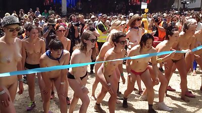 Farm Fun posiert nackt im Freien in der porno ü50 Öffentlichkeit