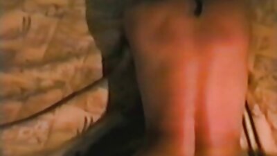 Atemberaubende reife frauen ab 50 porno britische Mutter LORNA posiert auf einer Couch in sexy schwarzen Dessous